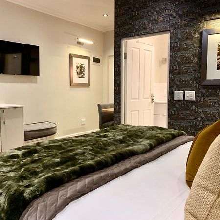 Alluvia Boutique Winery & Luxury Accommodation Stellenbosch Rum bild A bedroom at the hotel