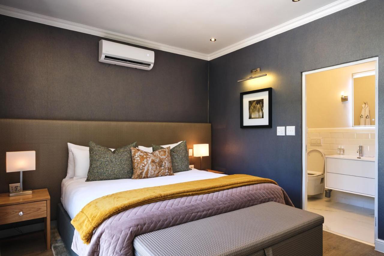 Alluvia Boutique Winery & Luxury Accommodation Stellenbosch Exteriör bild A bedroom at the Cape Heritage