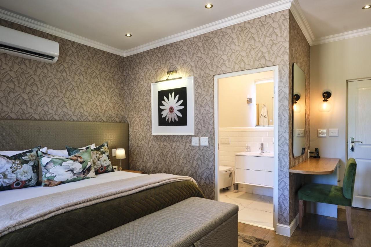 Alluvia Boutique Winery & Luxury Accommodation Stellenbosch Exteriör bild A bedroom at the Cape Heritage