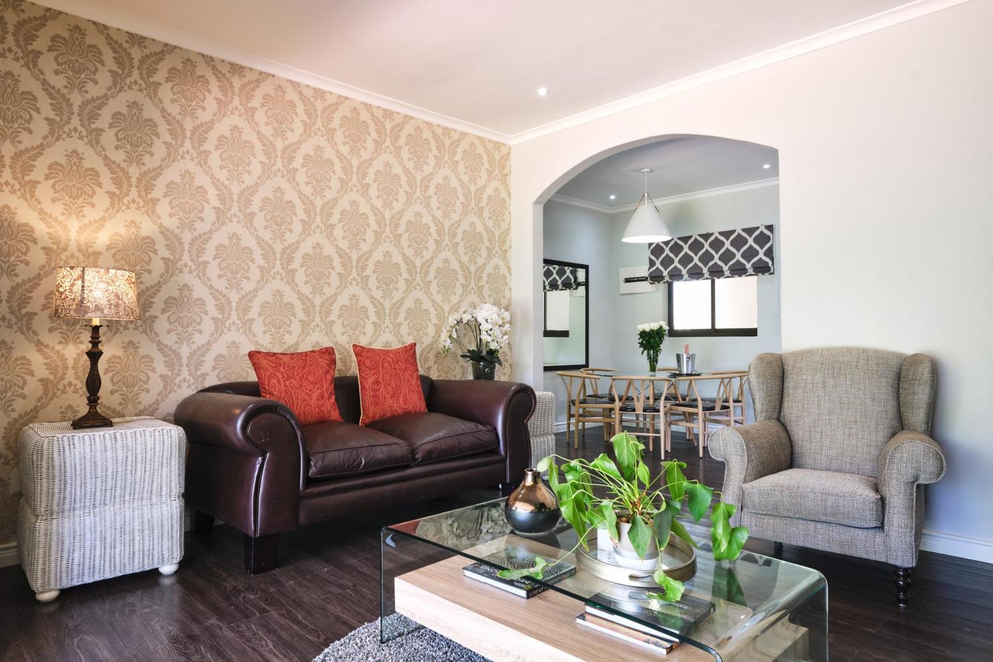 Alluvia Boutique Winery & Luxury Accommodation Stellenbosch Rum bild A living room with a couch and two armchairs