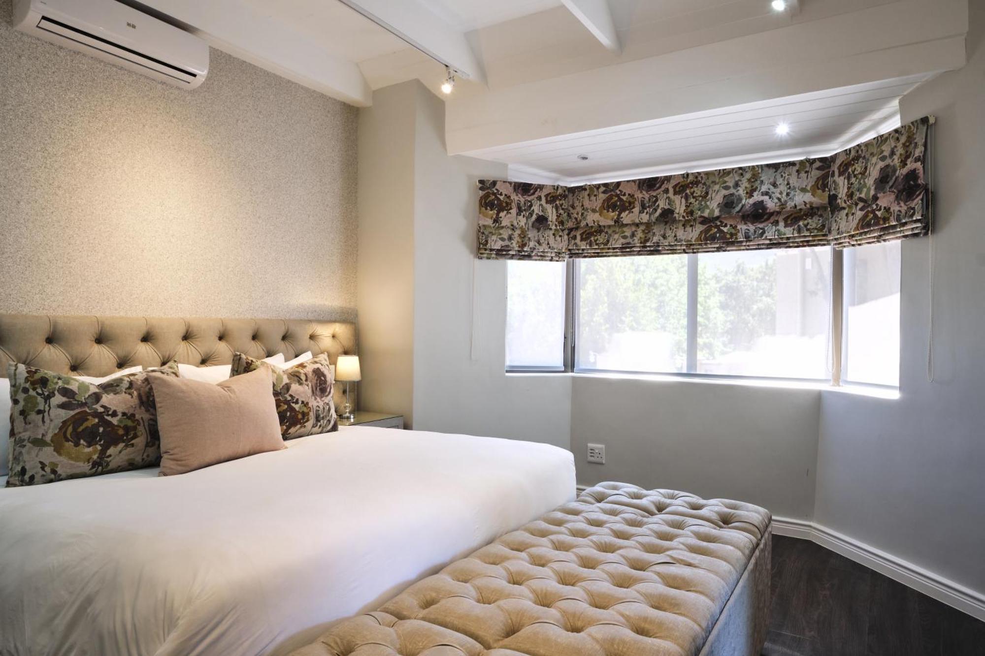 Alluvia Boutique Winery & Luxury Accommodation Stellenbosch Rum bild A bedroom with a window valance