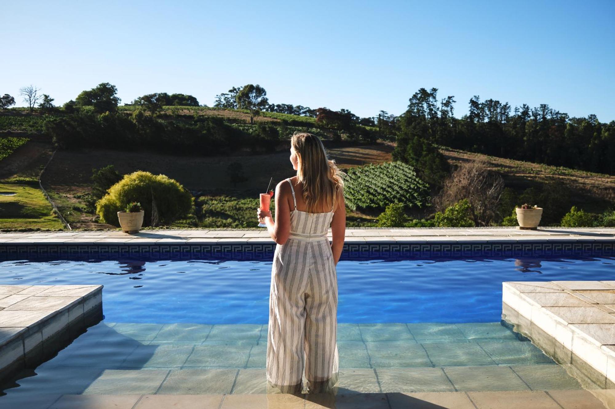 Alluvia Boutique Winery & Luxury Accommodation Stellenbosch Rum bild A woman standing by a pool