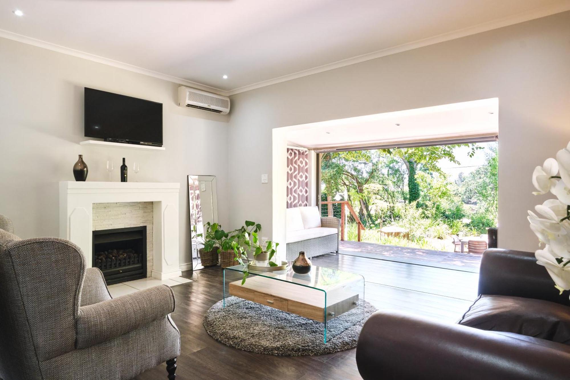 Alluvia Boutique Winery & Luxury Accommodation Stellenbosch Rum bild A living room with a fireplace