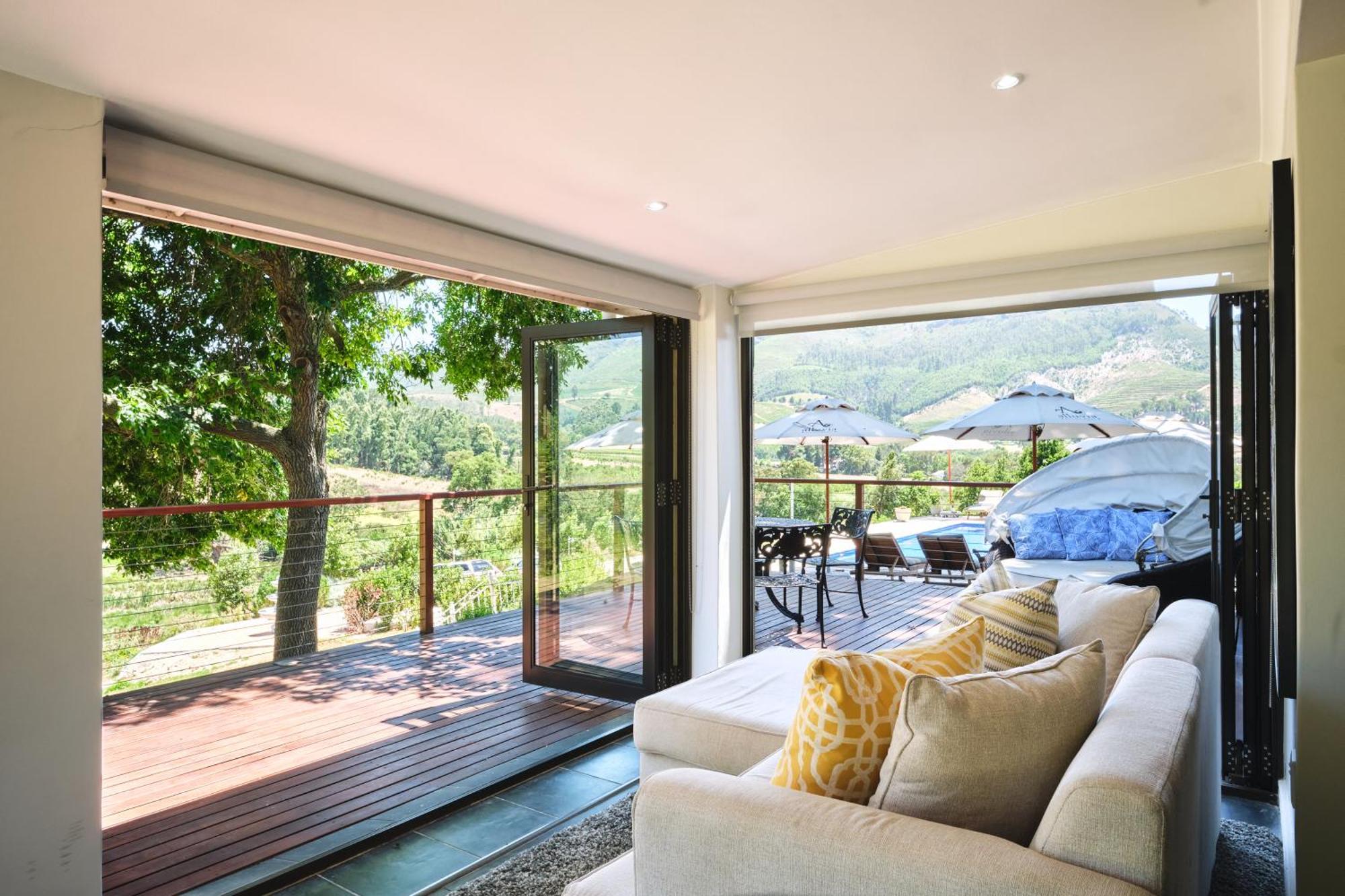 Alluvia Boutique Winery & Luxury Accommodation Stellenbosch Rum bild A living room with a view of the vineyard