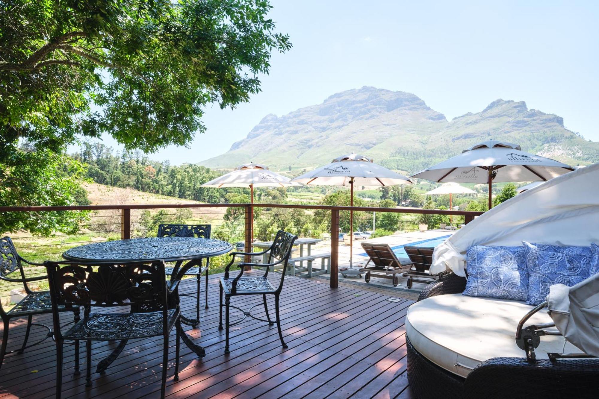 Alluvia Boutique Winery & Luxury Accommodation Stellenbosch Rum bild View of the Hot Tub at the Spa at La Motte
