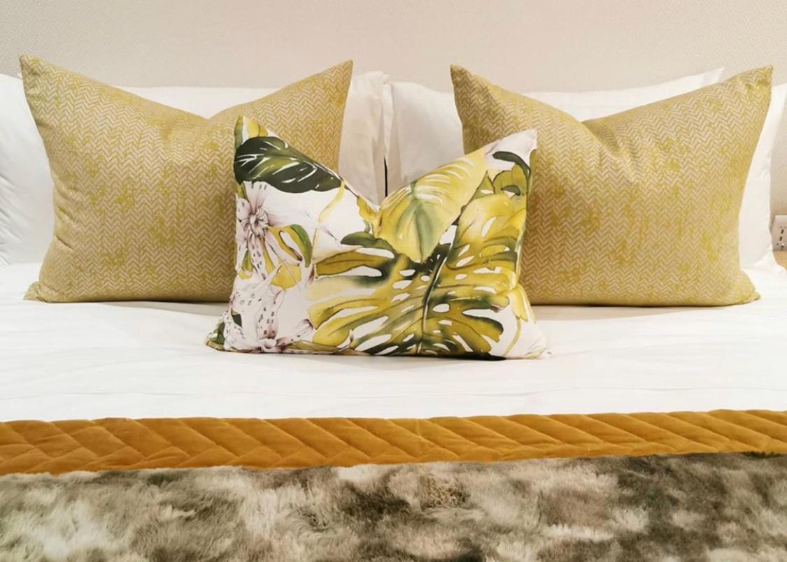 Alluvia Boutique Winery & Luxury Accommodation Stellenbosch Rum bild A bed with decorative pillows