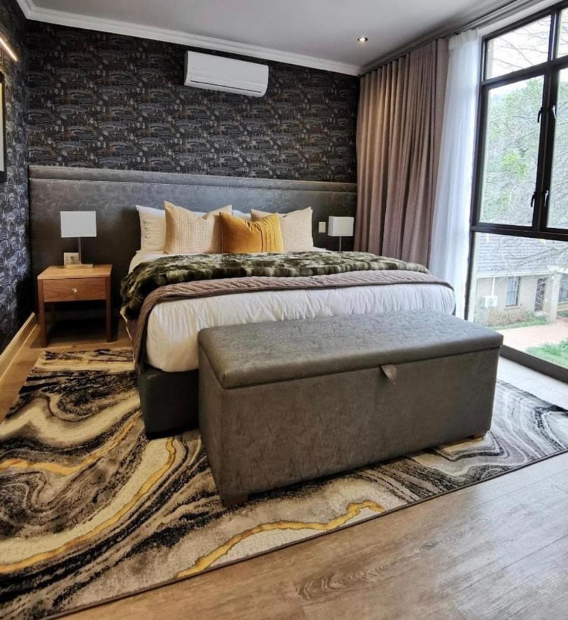 Alluvia Boutique Winery & Luxury Accommodation Stellenbosch Rum bild A bedroom with a storage bench