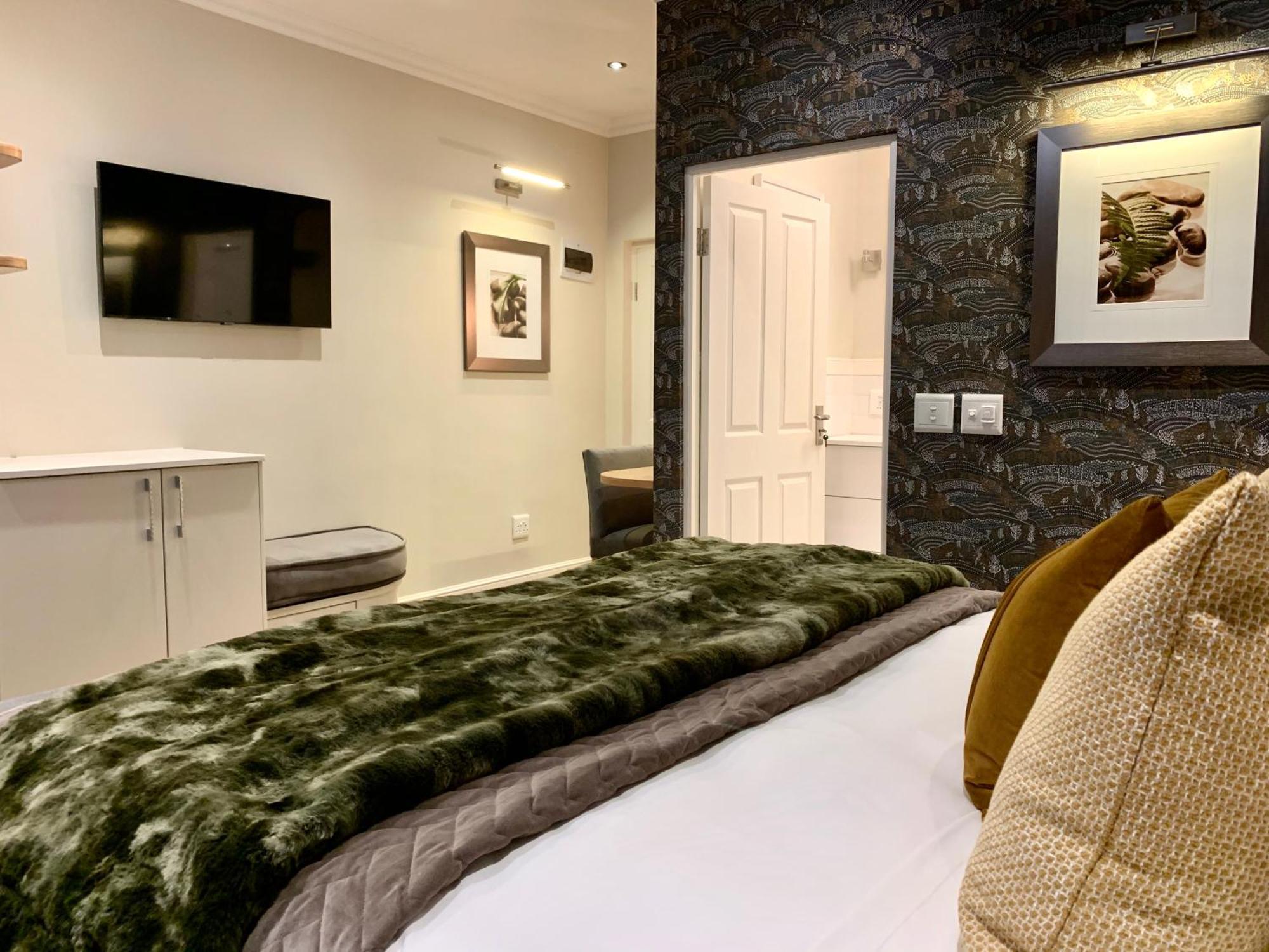 Alluvia Boutique Winery & Luxury Accommodation Stellenbosch Rum bild A bedroom at the hotel